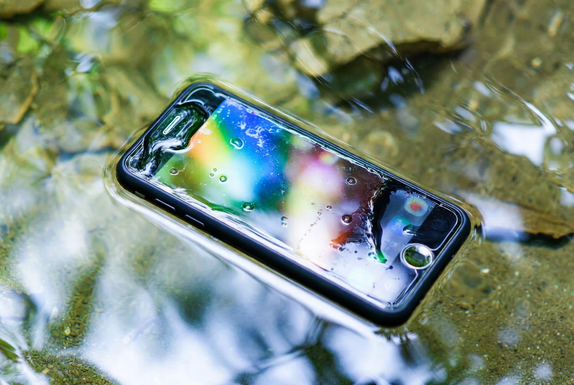 Mon téléphone est tombé dans l’eau, que faire ?