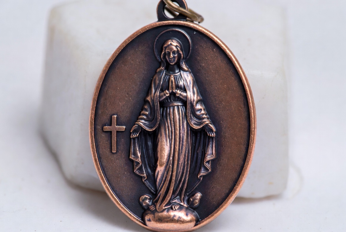 Médaille de baptême : quelle représentation de la Vierge ?