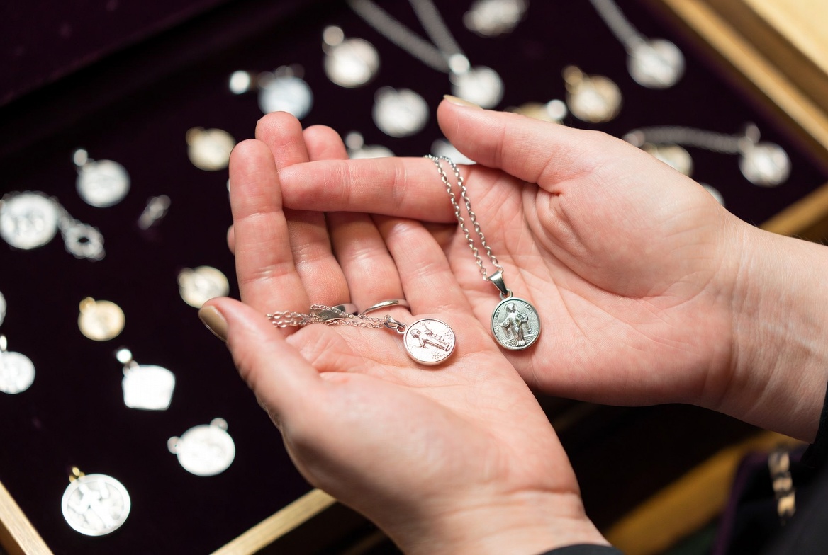 Pendentif de baptême : quel motif choisir ?