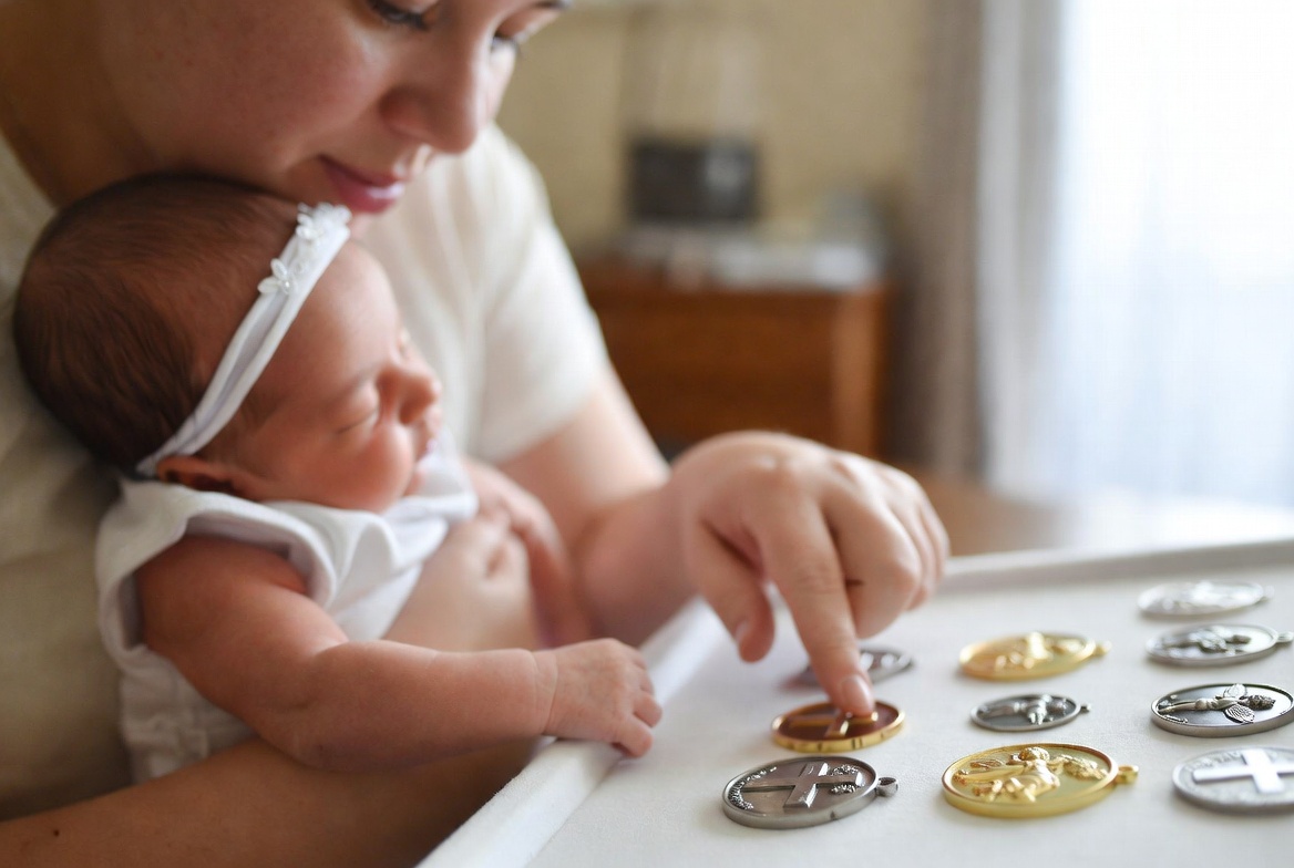 Choisir une médaille de baptême pour sa filleule