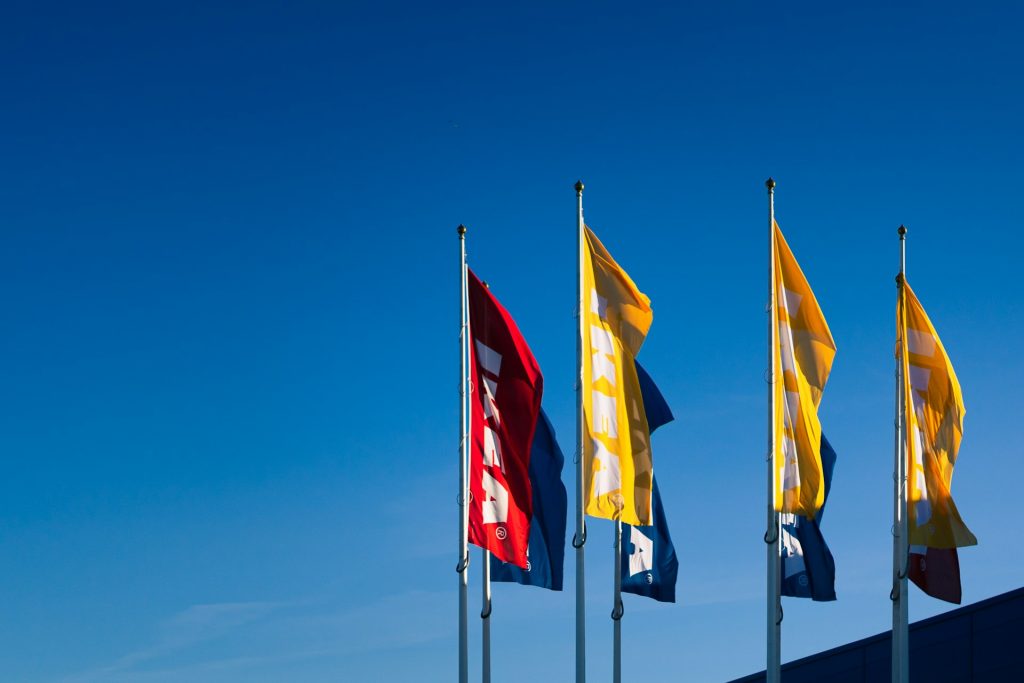 L'importance de concevoir des drapeaux publicitaires avec des designs accrocheurs